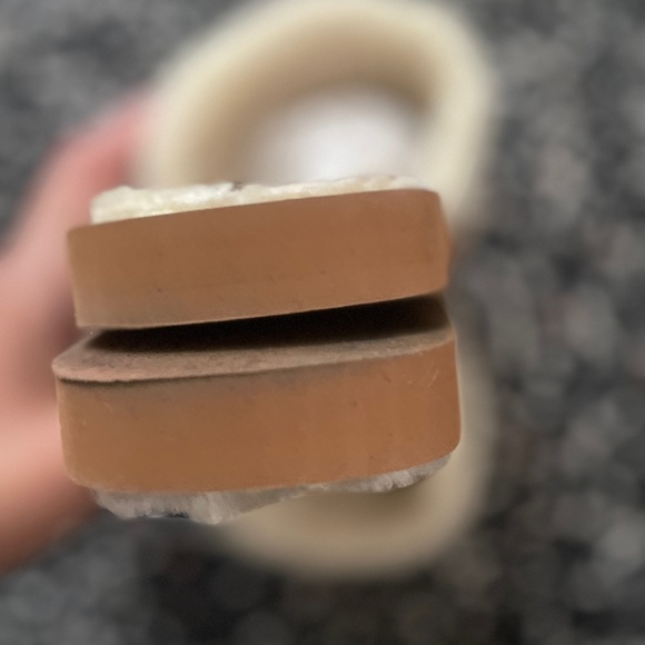 Chloe Woody Shearling -Trim Flat Sandals - Picture 8 of 9